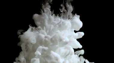 Beyaz akrilik boya splash su ve siyah bir zemin üzerine.