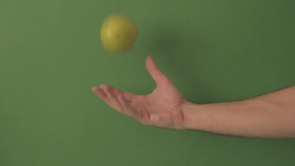 Caucasiano Mão Masculina Saltando Uma Maçã Verde Fundo Verde — Vídeo de Stock