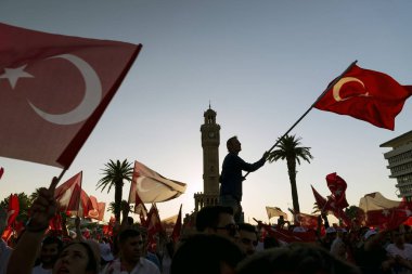Izmir, Türkiye - 15 Haziran 2018: Demokrasi Türkiye'de Izmir'in 15 Haziran günü. Türk bayrakları Konak, Izmir tarihi saat kulesi önünde kare holding ve insanlar.
