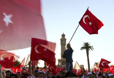 Izmir, Türkiye - 15 Haziran 2018: Demokrasi Türkiye'de Izmir'in 15 Haziran günü. Türk bayrakları Konak, Izmir tarihi saat kulesi önünde kare holding ve insanlar.