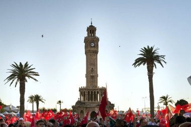 Izmir, Türkiye - 15 Haziran 2018: Demokrasi Türkiye'de Izmir'in 15 Haziran günü. Türk bayrakları Konak, Izmir tarihi saat kulesi önünde kare holding ve insanlar.
