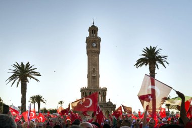 Izmir, Türkiye - 15 Haziran 2018: Demokrasi Türkiye'de Izmir'in 15 Haziran günü. Türk bayrakları Konak, Izmir tarihi saat kulesi önünde kare holding ve insanlar.
