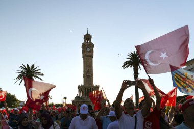 Izmir, Türkiye - 15 Haziran 2018: Demokrasi Türkiye'de Izmir'in 15 Haziran günü. Türk bayrakları Konak, Izmir tarihi saat kulesi önünde kare holding ve insanlar.