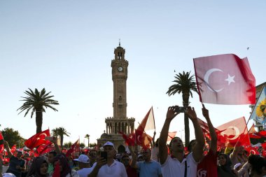 Izmir, Türkiye - 15 Haziran 2018: Demokrasi Türkiye'de Izmir'in 15 Haziran günü. Türk bayrakları Konak, Izmir tarihi saat kulesi önünde kare holding ve insanlar.