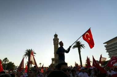Izmir, Türkiye - 15 Haziran 2018: Demokrasi Türkiye'de Izmir'in 15 Haziran günü. Türk bayrakları Konak, Izmir tarihi saat kulesi önünde kare holding ve insanlar.