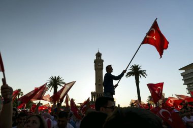 Izmir, Türkiye - 15 Haziran 2018: Demokrasi Türkiye'de Izmir'in 15 Haziran günü. Türk bayrakları Konak, Izmir tarihi saat kulesi önünde kare holding ve insanlar.