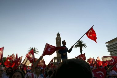 Izmir, Türkiye - 15 Haziran 2018: Demokrasi Türkiye'de Izmir'in 15 Haziran günü. Türk bayrakları Konak, Izmir tarihi saat kulesi önünde kare holding ve insanlar.