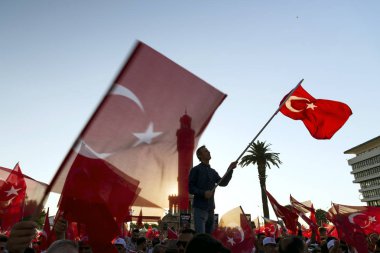 Izmir, Türkiye - 15 Haziran 2018: Demokrasi Türkiye'de Izmir'in 15 Haziran günü. Türk bayrakları Konak, Izmir tarihi saat kulesi önünde kare holding ve insanlar.