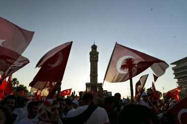 Izmir, Türkiye - 15 Haziran 2018: Demokrasi Türkiye'de Izmir'in 15 Haziran günü. Türk bayrakları Konak, Izmir tarihi saat kulesi önünde kare holding ve insanlar.