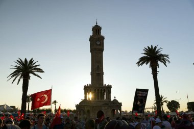 Izmir, Türkiye - 15 Haziran 2018: Demokrasi Türkiye'de Izmir'in 15 Haziran günü. Türk bayrakları Konak, Izmir tarihi saat kulesi önünde kare holding ve insanlar.