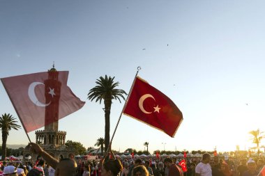 Izmir, Türkiye - 15 Haziran 2018: Demokrasi Türkiye'de Izmir'in 15 Haziran günü. Türk bayrakları Konak, Izmir tarihi saat kulesi önünde kare holding ve insanlar.