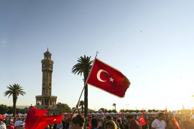 Izmir, Türkiye - 15 Haziran 2018: Demokrasi Türkiye'de Izmir'in 15 Haziran günü. Türk bayrakları Konak, Izmir tarihi saat kulesi önünde kare holding ve insanlar.