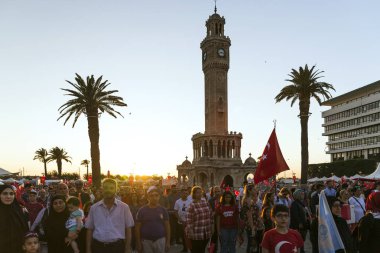 Izmir, Türkiye - 15 Haziran 2018: Demokrasi Türkiye'de Izmir'in 15 Haziran günü. Türk bayrakları Konak, Izmir tarihi saat kulesi önünde kare holding ve insanlar.