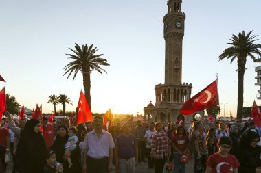 Izmir, Türkiye - 15 Haziran 2018: Demokrasi Türkiye'de Izmir'in 15 Haziran günü. Türk bayrakları Konak, Izmir tarihi saat kulesi önünde kare holding ve insanlar.