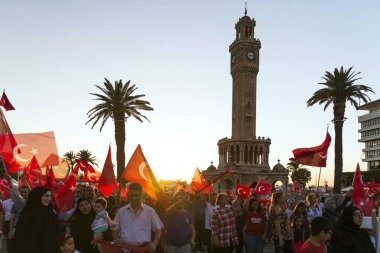 Izmir, Türkiye - 15 Haziran 2018: Demokrasi Türkiye'de Izmir'in 15 Haziran günü. Türk bayrakları Konak, Izmir tarihi saat kulesi önünde kare holding ve insanlar.