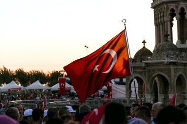 Izmir, Türkiye - 15 Haziran 2018: Demokrasi Türkiye'de Izmir'in 15 Haziran günü. Türk bayrakları Konak, Izmir tarihi saat kulesi önünde kare holding ve insanlar.