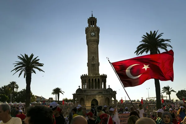 Izmir, Türkiye - 15 Haziran 2018: Demokrasi Türkiye'de Izmir'in 15 Haziran günü. Türk bayrakları Konak, Izmir tarihi saat kulesi önünde kare holding ve insanlar.