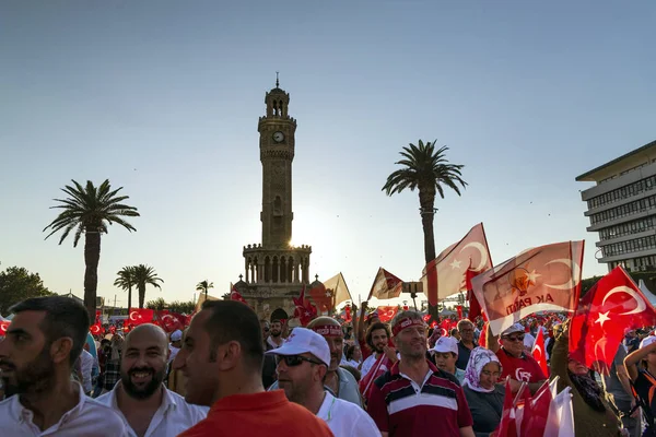 Izmir, Türkiye - 15 Haziran 2018: Demokrasi Türkiye'de Izmir'in 15 Haziran günü. Türk bayrakları Konak, Izmir tarihi saat kulesi önünde kare holding ve insanlar.