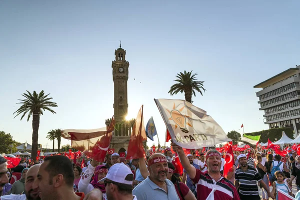 Izmir, Türkiye - 15 Haziran 2018: Demokrasi Türkiye'de Izmir'in 15 Haziran günü. Türk bayrakları Konak, Izmir tarihi saat kulesi önünde kare holding ve insanlar.