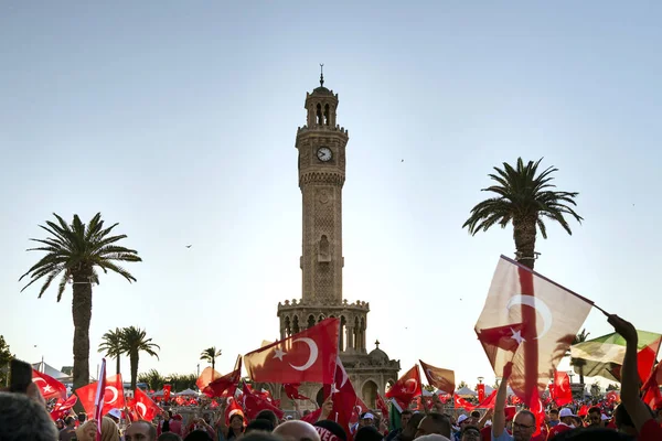 Izmir, Türkiye - 15 Haziran 2018: Demokrasi Türkiye'de Izmir'in 15 Haziran günü. Türk bayrakları Konak, Izmir tarihi saat kulesi önünde kare holding ve insanlar.