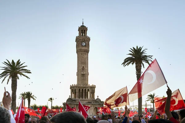 Izmir, Türkiye - 15 Haziran 2018: Demokrasi Türkiye'de Izmir'in 15 Haziran günü. Türk bayrakları Konak, Izmir tarihi saat kulesi önünde kare holding ve insanlar.
