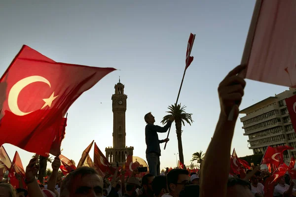 Izmir, Türkiye - 15 Haziran 2018: Demokrasi Türkiye'de Izmir'in 15 Haziran günü. Türk bayrakları Konak, Izmir tarihi saat kulesi önünde kare holding ve insanlar.