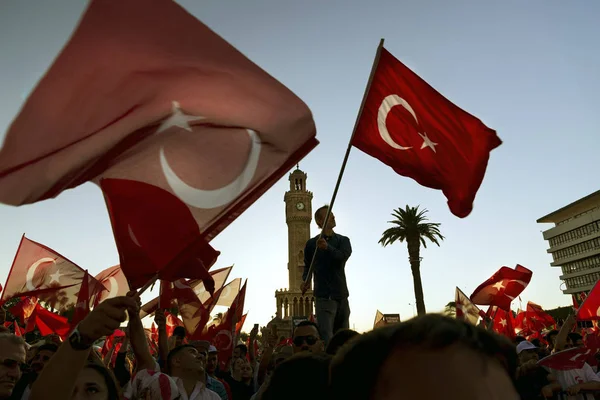 Izmir, Türkiye - 15 Haziran 2018: Demokrasi Türkiye'de Izmir'in 15 Haziran günü. Türk bayrakları Konak, Izmir tarihi saat kulesi önünde kare holding ve insanlar.