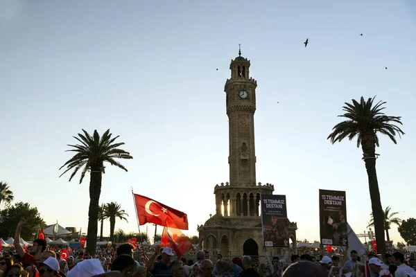 Izmir, Türkiye - 15 Haziran 2018: Demokrasi Türkiye'de Izmir'in 15 Haziran günü. Türk bayrakları Konak, Izmir tarihi saat kulesi önünde kare holding ve insanlar.