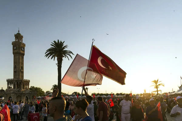 Izmir, Türkiye - 15 Haziran 2018: Demokrasi Türkiye'de Izmir'in 15 Haziran günü. Türk bayrakları Konak, Izmir tarihi saat kulesi önünde kare holding ve insanlar.