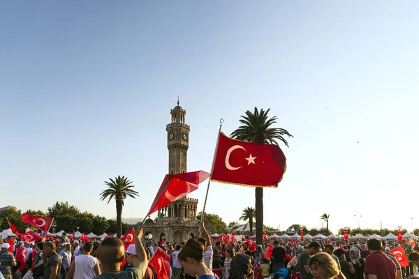 Izmir, Türkiye - 15 Haziran 2018: Demokrasi Türkiye'de Izmir'in 15 Haziran günü. Türk bayrakları Konak, Izmir tarihi saat kulesi önünde kare holding ve insanlar.