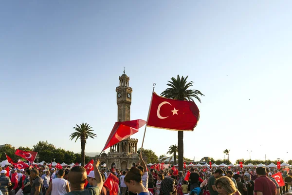 トルコ イズミルにおける民主主義のイズミール トルコ 2018 イズミルで歴史的な時計塔の前に正方形コナックにトルコのフラグを保持人 — ストック写真