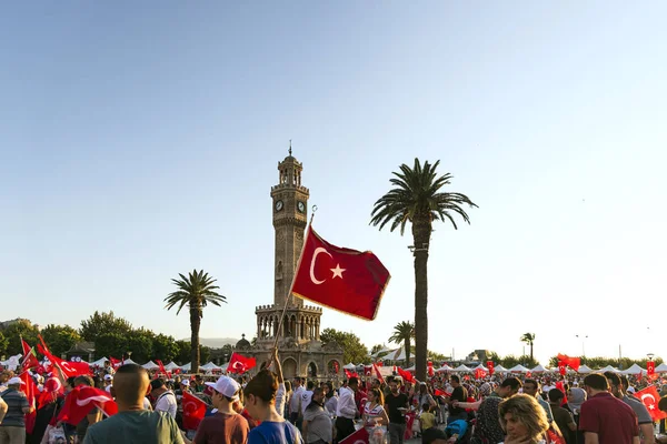 Izmir, Türkiye - 15 Haziran 2018: Demokrasi Türkiye'de Izmir'in 15 Haziran günü. Türk bayrakları Konak, Izmir tarihi saat kulesi önünde kare holding ve insanlar.