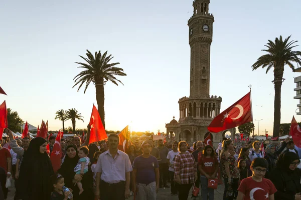 Izmir, Türkiye - 15 Haziran 2018: Demokrasi Türkiye'de Izmir'in 15 Haziran günü. Türk bayrakları Konak, Izmir tarihi saat kulesi önünde kare holding ve insanlar.