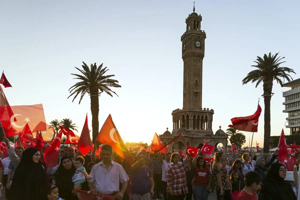 Izmir, Türkiye - 15 Haziran 2018: Demokrasi Türkiye'de Izmir'in 15 Haziran günü. Türk bayrakları Konak, Izmir tarihi saat kulesi önünde kare holding ve insanlar.
