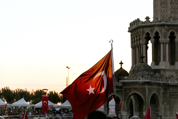 Izmir, Türkiye - 15 Haziran 2018: Demokrasi Türkiye'de Izmir'in 15 Haziran günü. Türk bayrakları Konak, Izmir tarihi saat kulesi önünde kare holding ve insanlar.