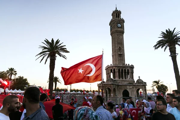 Izmir, Türkiye - 15 Haziran 2018: Demokrasi Türkiye'de Izmir'in 15 Haziran günü. Türk bayrakları Konak, Izmir tarihi saat kulesi önünde kare holding ve insanlar.
