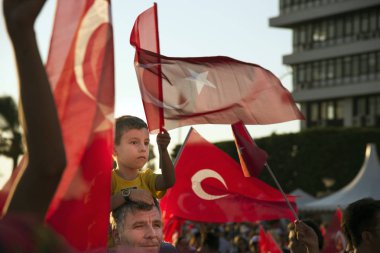 Izmir, Türkiye - 15 Haziran 2018: Demokrasi Türkiye'de Izmir'in 15 Haziran günü. Çocuk babasının omuzlarında ve Türk bayrağı ile.