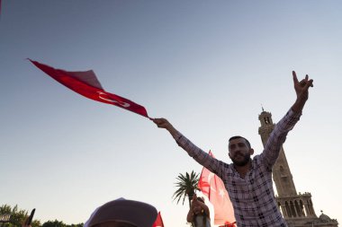 Izmir, Türkiye - 15 Haziran 2018: Demokrasi Türkiye'de Izmir'in 15 Haziran günü. Türk bayrakları Konak, Izmir tarihi saat kulesi önünde kare holding ve insanlar.