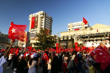 Izmir, Türkiye - 15 Haziran 2018: Demokrasi Türkiye'de Izmir'in 15 Haziran günü. Türk bayrakları Konak, Izmir tarihi saat kulesi önünde kare holding ve insanlar.