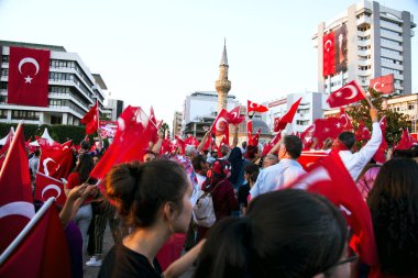 Izmir, Türkiye - 15 Haziran 2018: Demokrasi Türkiye'de Izmir'in 15 Haziran günü. Türk bayrakları Konak, Izmir tarihi saat kulesi önünde kare holding ve insanlar.