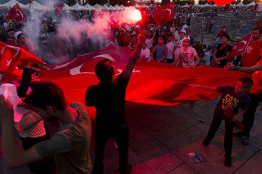 Izmir, Türkiye - 15 Haziran 2018: Demokrasi Türkiye'de Izmir'in 15 Haziran günü. Türk bayrakları Konak, Izmir tarihi saat kulesi önünde kare holding ve insanlar.