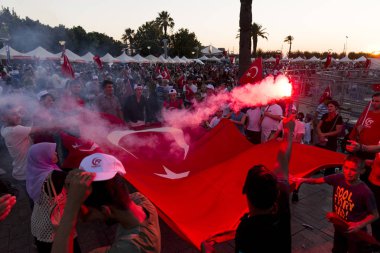 Izmir, Türkiye - 15 Haziran 2018: Demokrasi Türkiye'de Izmir'in 15 Haziran günü. Türk bayrakları Konak, Izmir tarihi saat kulesi önünde kare holding ve insanlar.