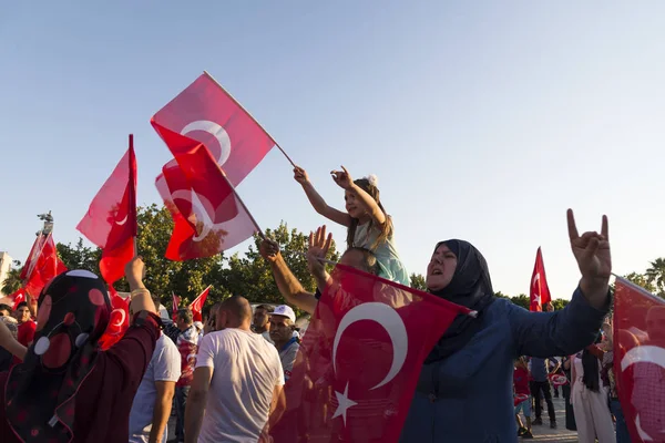 Izmir, Türkiye - 15 Haziran 2018: Demokrasi Türkiye'de Izmir'in 15 Haziran günü. Türk bayrakları Konak, Izmir tarihi saat kulesi önünde kare holding ve insanlar.
