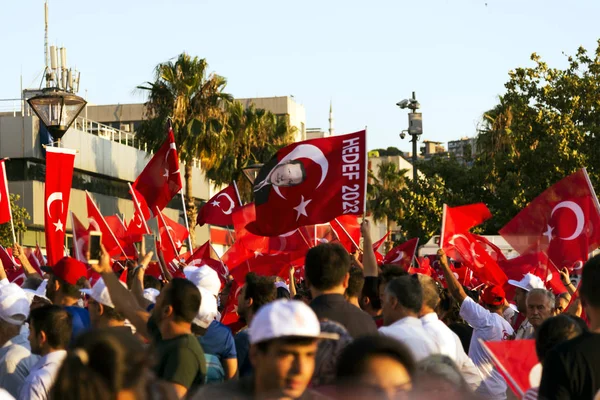 Izmir, Türkiye - 15 Haziran 2018: Demokrasi Türkiye'de Izmir'in 15 Haziran günü. Türk bayrakları Konak, Izmir tarihi saat kulesi önünde kare holding ve insanlar.