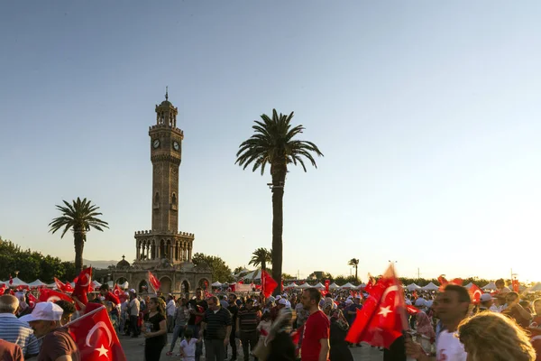 Izmir, Türkiye - 15 Haziran 2018: Demokrasi Türkiye'de Izmir'in 15 Haziran günü. Türk bayrakları Konak, Izmir tarihi saat kulesi önünde kare holding ve insanlar.