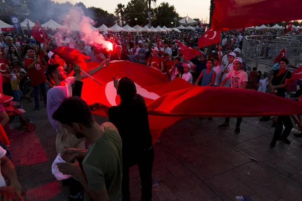 Izmir, Türkiye - 15 Haziran 2018: Demokrasi Türkiye'de Izmir'in 15 Haziran günü. Türk bayrakları Konak, Izmir tarihi saat kulesi önünde kare holding ve insanlar.