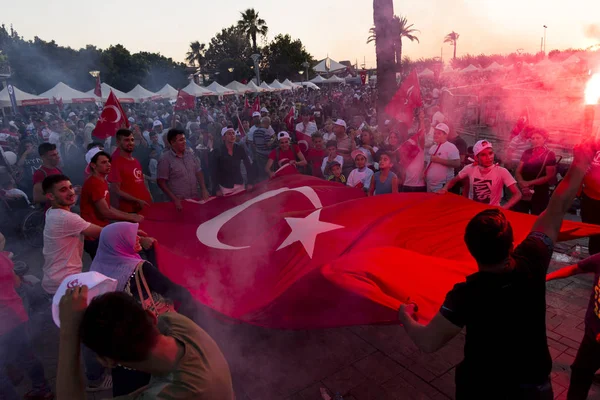 Izmir, Türkiye - 15 Haziran 2018: Demokrasi Türkiye'de Izmir'in 15 Haziran günü. Türk bayrakları Konak, Izmir tarihi saat kulesi önünde kare holding ve insanlar.