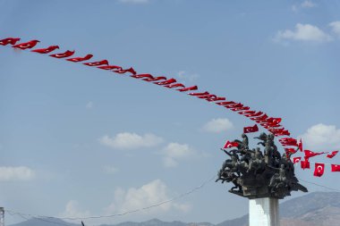 Izmir, Türkiye - 9 Eylül 2018. Bağımsızlık günü Türkiye'nin bayrakları ile Cumhuriyet ağacı. Ferit Ozsen heykel sanatçısı.