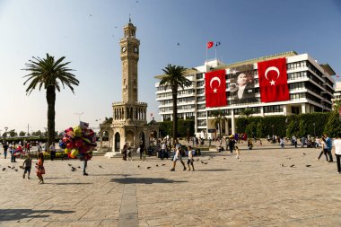 Konak Meydanı ve tarihi saat kulesi. Izmir Şehir bağımsızlık günü kutlamaları için Türk bayrakları vardır. Izmir, Türkiye - 9 Eylül 2018.
