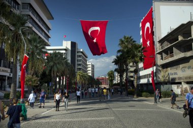 Konak Meydanı Türk bayrakları asılı Izmir Şehir bağımsızlık günü kutlamaları için. Izmir, Türkiye - 9 Eylül 2018.